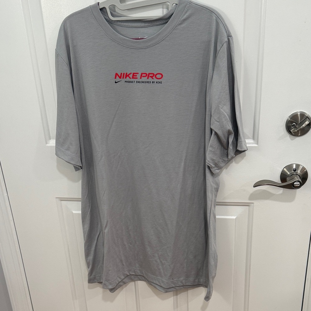 Nike Pro Short Sleeve Shirt in Gray
